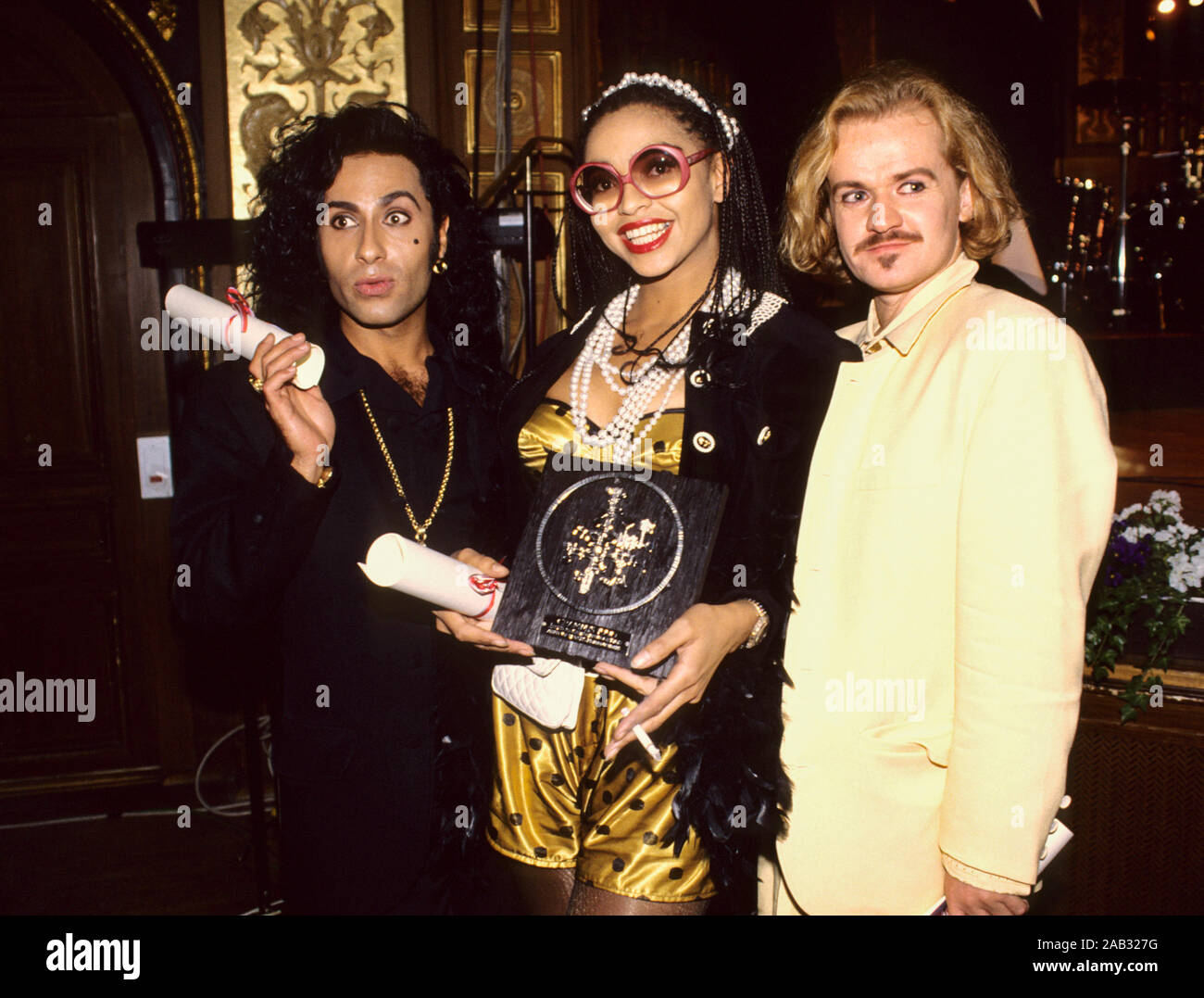 ARMY OF LOVERS avec Jean-Pierre Barda, Camilla Henemark et Alexander Bard  avec un prix de l'industrie de musique suédois Grammis pour meilleur groupe  1990 Photo Stock - Alamy