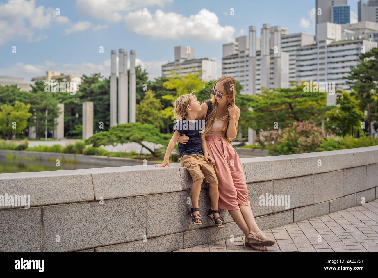 Mère et fils les touristes en Corée. Voyage Corée du concept. Voyager avec des enfants concept Banque D'Images