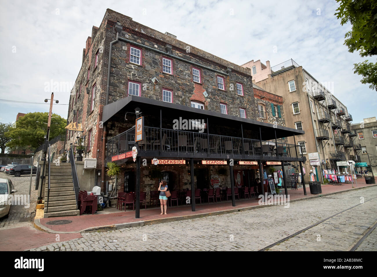 Le bar et grill de fruits de mer à quai dans le plus vieux bâtiment en maçonnerie de pierre de lest en Géorgie La rue de la rivière Savannah georgia usa Banque D'Images