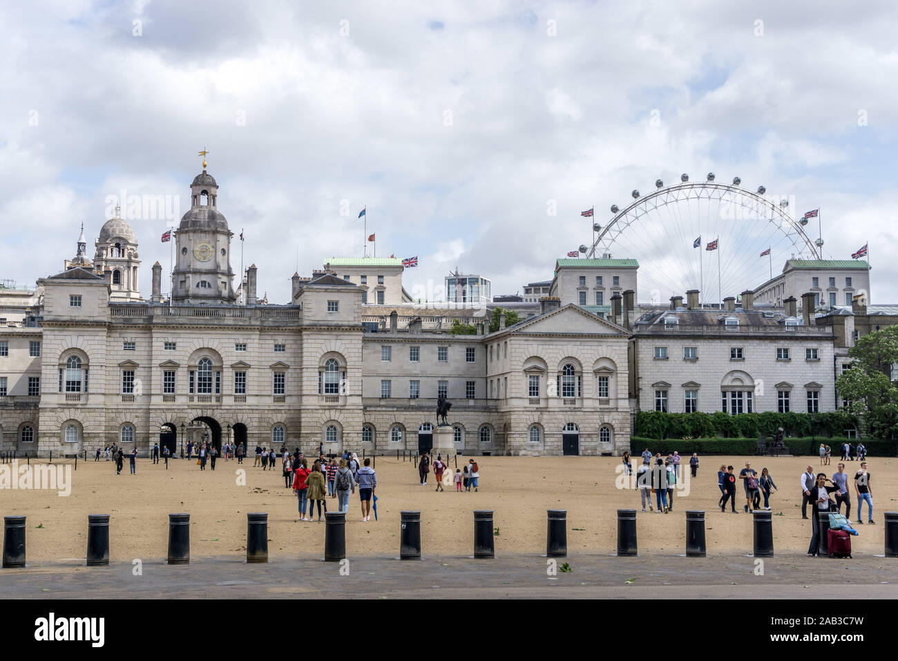 Horse Guards Parade avec des touristes de passage et de sécurité borne,London, England, UK Banque D'Images
