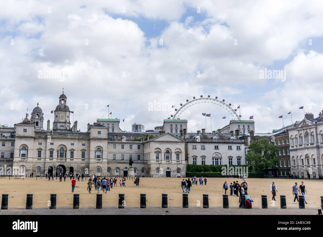 Horse Guards Parade avec des touristes de passage et de sécurité borne,London, England, UK Banque D'Images