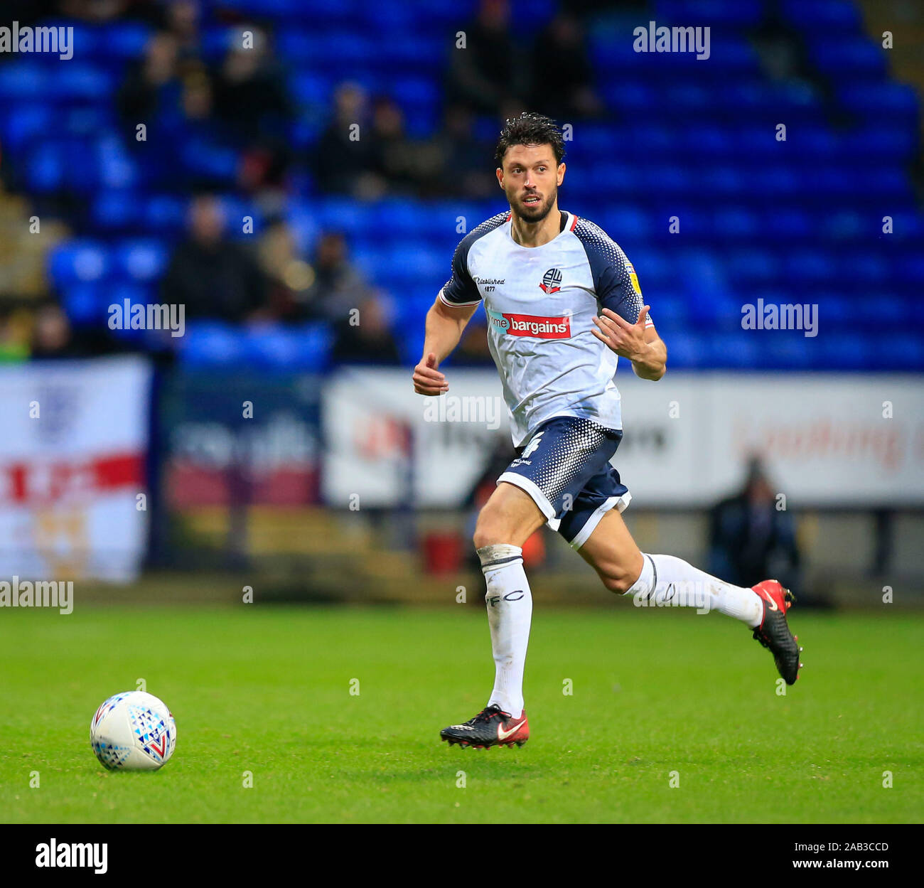 16 novembre 2019, stade de l'Université de Bolton, Bolton, Angleterre ; Sky Bet League 1, Bolton Wanderers v MK Dons : Jason Lowe (4) de Bolton Wanderers s'exécute avec le ballCredit : Conor Molloy/News Images Banque D'Images