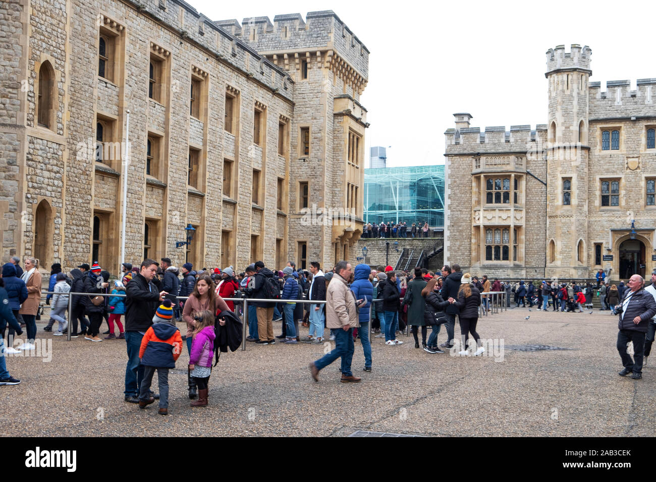 Londres, Royaume-Uni - 28 décembre 2018 : une grande file d'attente des personnes qui attendent de voir le fameux joyaux de la Couronne d'Angleterre, dans l'affichage à la maison de bijoux, dans la Towe Banque D'Images