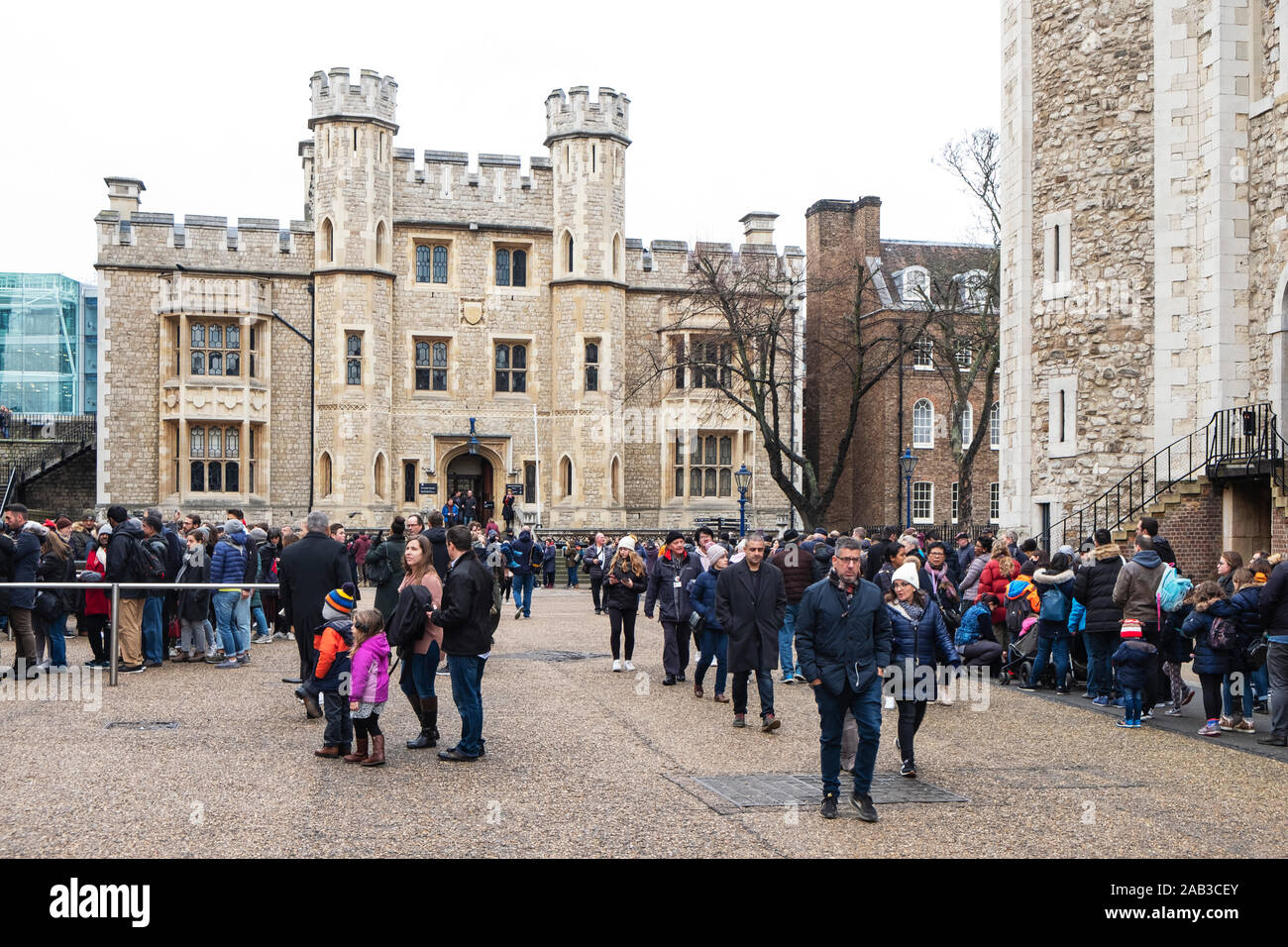 Londres, Royaume-Uni - 28 décembre 2018 : une grande file d'attente des personnes qui attendent de voir le fameux joyaux de la Couronne d'Angleterre, dans l'affichage à la maison de bijoux, dans la Towe Banque D'Images