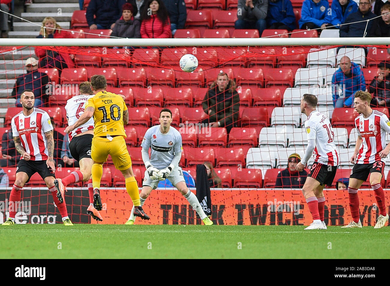 2 novembre 2019, le stade de la lumière, Sunderland, Angleterre ; Sky Bet League 1, Sunderland v Southend United : Simon Cox de Southend United tire au but Crédit : Iam brûler/News Images Banque D'Images