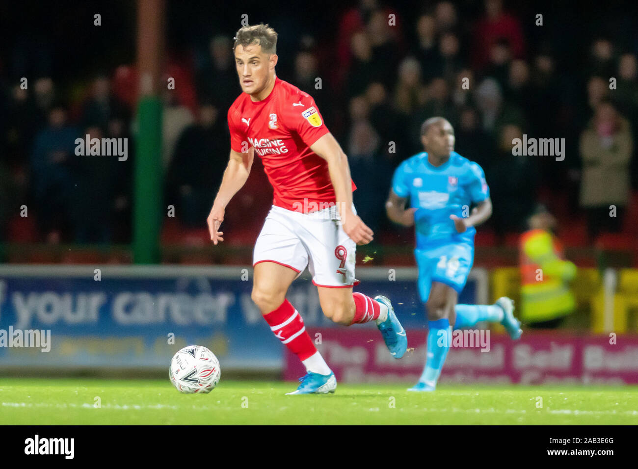 19 novembre 2019, dans le comté de sol, Swindon, Angleterre ; unis en FA Cup, Premier tour Replay, Swindon Town v Cheltenham Town : Jerry Yates de Swindon Town porte le ballon en avant Crédit : Gareth Dalley/News Images Banque D'Images