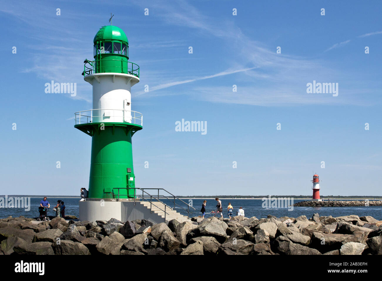 Die beiden Leuchttürme auf den Molen vor dem Hafen von Warnemünde |Les deux phares sur les quais dans le port de Warnemünde| Banque D'Images