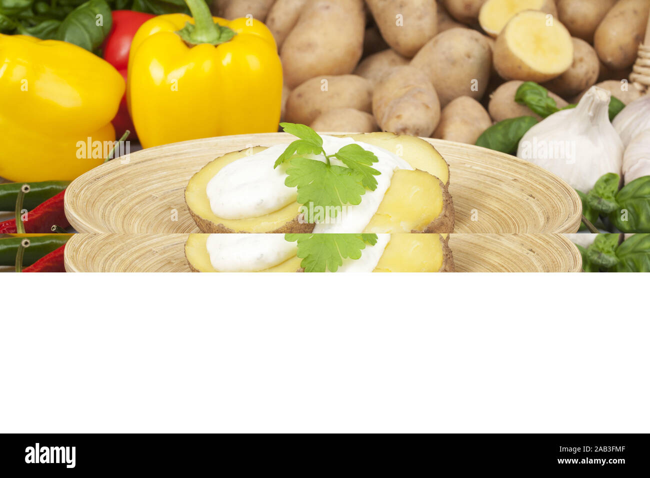 Mit Kartoffeln und Quark Gemuese |Les pommes de terre avec le fromage cottage et les légumes| Banque D'Images