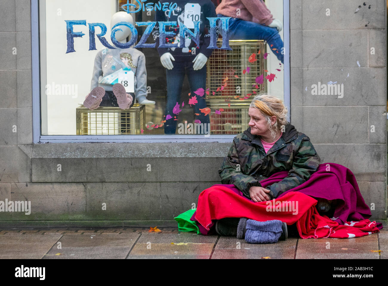 Congelé II à Preston, dans le Lancashire. Météo britannique. 25 novembre 2019. Les gens qui passent le mendiant, les sans-abri et les sans-abri, les gens qui vivent dans la rue, la porte, le sommeil, la pauvreté, le chômage, le bien-être, les mendiants, le tramp, la dérive, le shabby, le tagged, le vagabond, le malheur, le, le mauvais agité, le malheur, le, le sommeil, le peu agité, le malheur. Banque D'Images