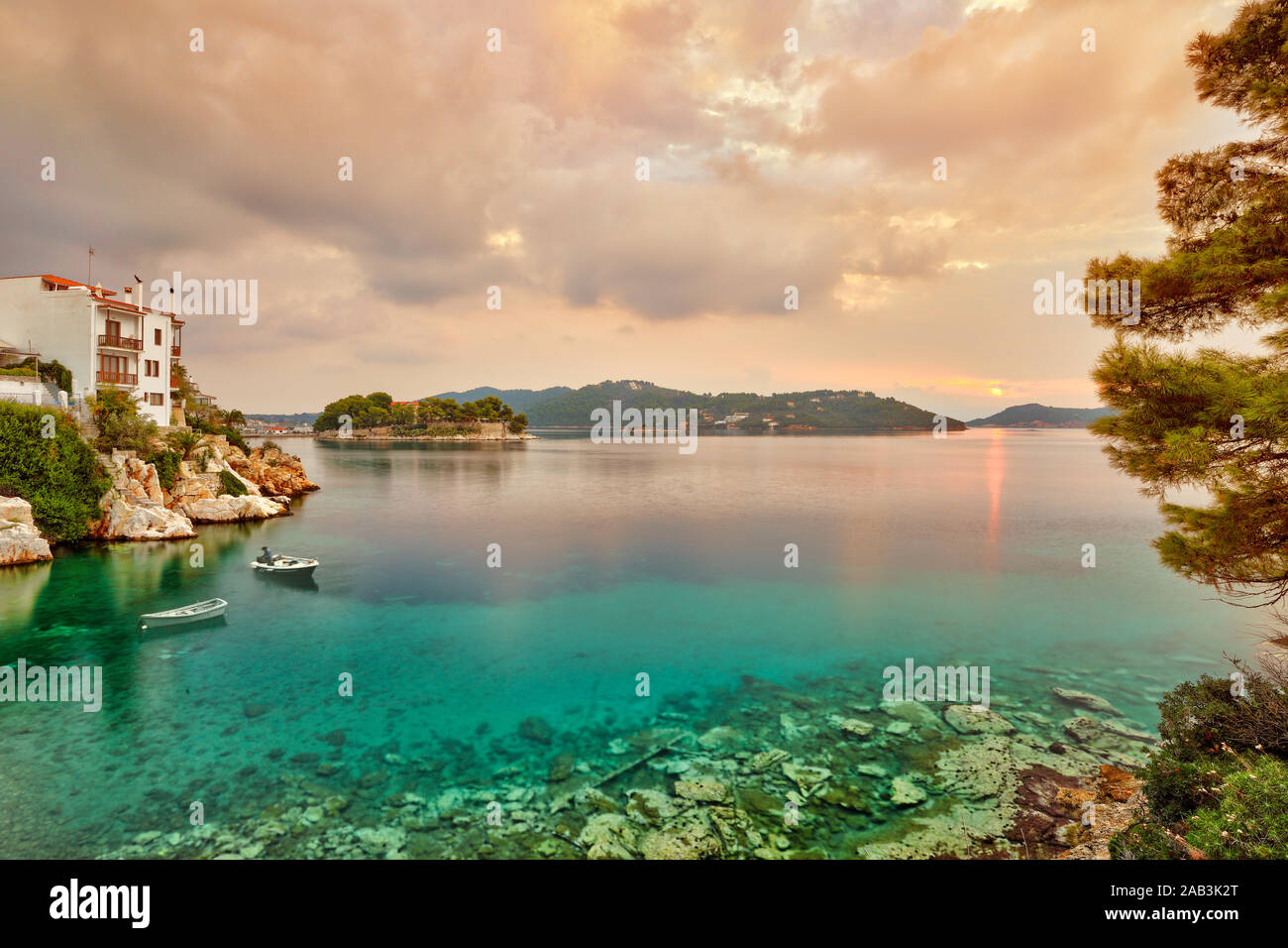 Du soleil sur le vieux port dans la Chora de l'île de Skiathos, Grèce Banque D'Images