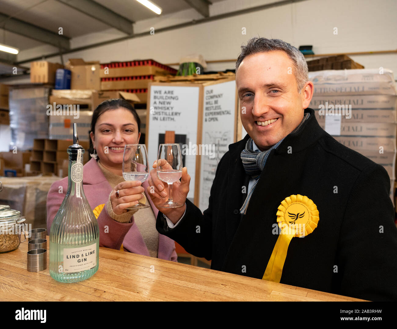 Leith, Ecosse, Royaume-Uni. 25 novembre 2019. Président de la campagne démocrate libéral écossais Alex Cole-Hamilton et Rebecca Bell parlementaire libéral candidat à Dunfermline et West Fife visité Port de Leith Distillery et décrit les projets du parti pour cibler de nouveaux horizons tels que Édimbourg Nord et Leith, ainsi que le renouvellement de l'écossaise traditionnelle du parti dans les heartlands de l'élection générale. Iain Masterton/Alamy Live News. Banque D'Images