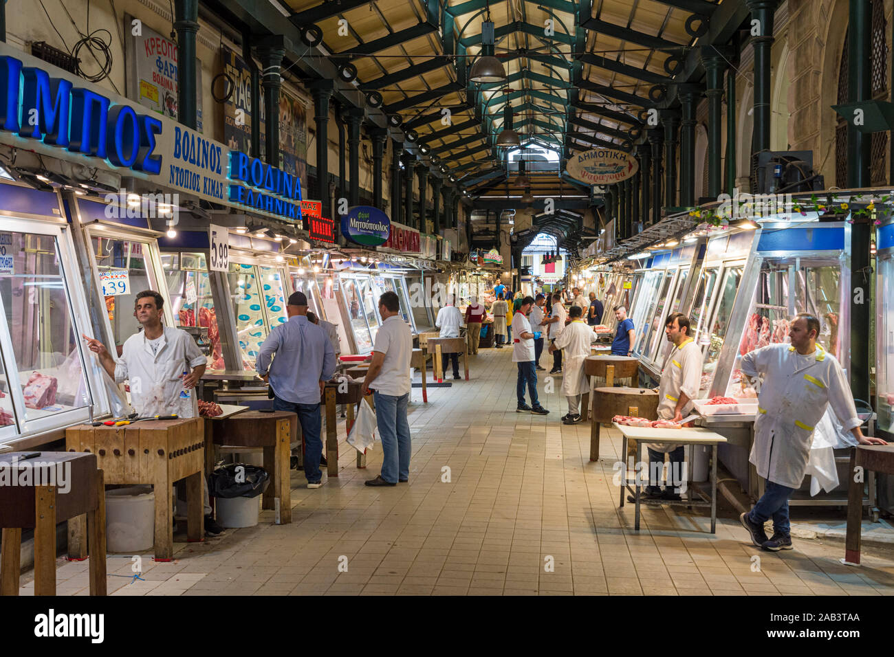 Le marché de la viande au marché central d'Athènes, Grèce Banque D'Images