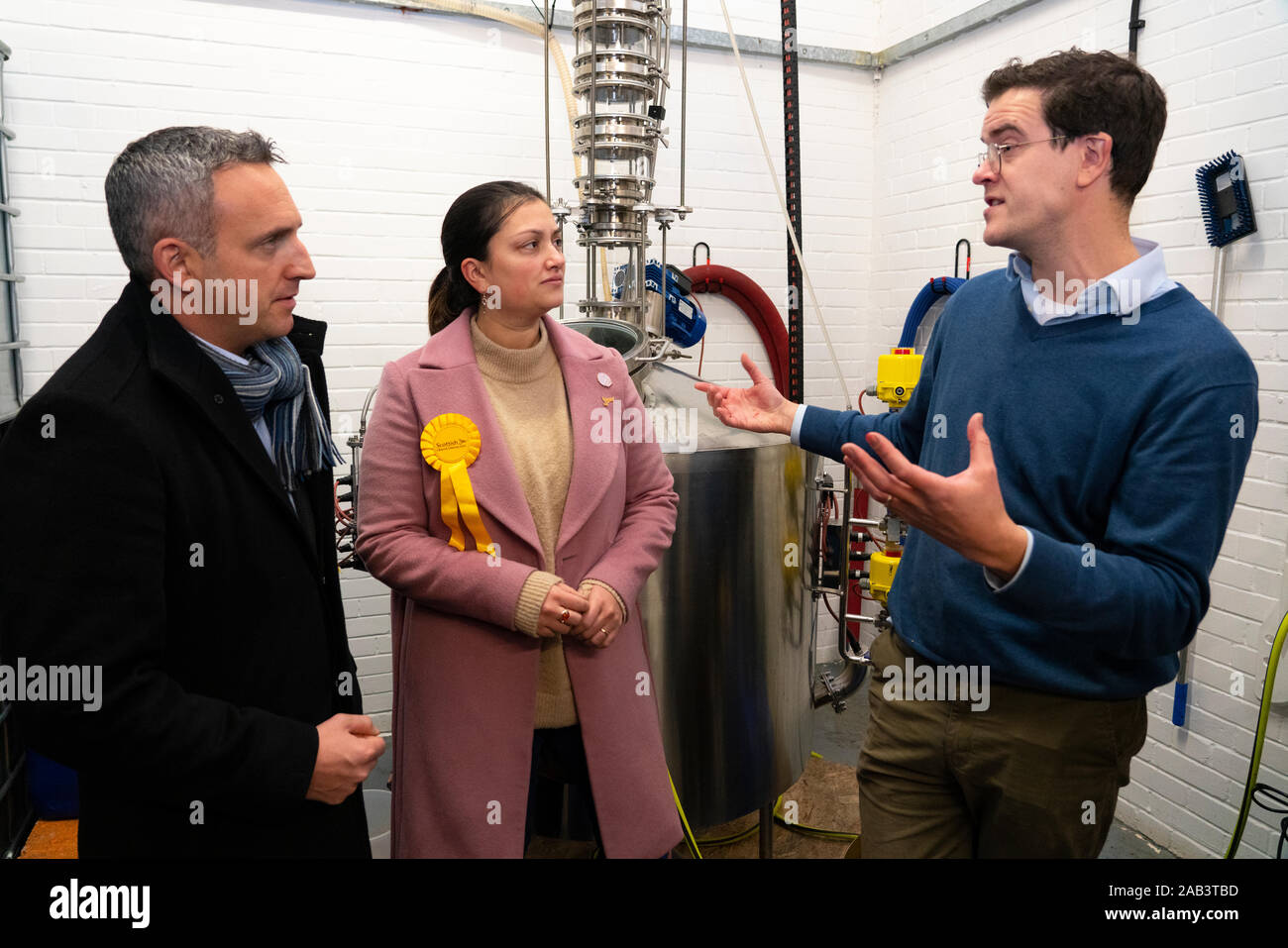 Leith, Ecosse, Royaume-Uni. 25 novembre 2019. Président de la campagne démocrate libéral écossais Alex Cole-Hamilton et Rebecca Bell parlementaire libéral candidat à Dunfermline et West Fife visité Port de Leith Distillery et décrit les plans d'partyÕs à cibler de nouveaux horizons tels que Édimbourg Nord et Leith, ainsi que le renouvellement de l'partyÕs heartlands de l'écossais traditionnel dans l'élection générale. Sur la photo. Ian Stirling de distillerie Leith explique processus de distillation. Iain Masterton/Alamy Live News. Banque D'Images