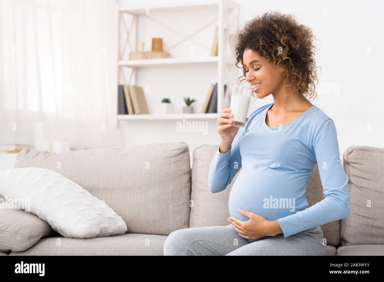 Afro femme enceinte de boire du lait, une alimentation saine pendant la  grossesse Photo Stock - Alamy