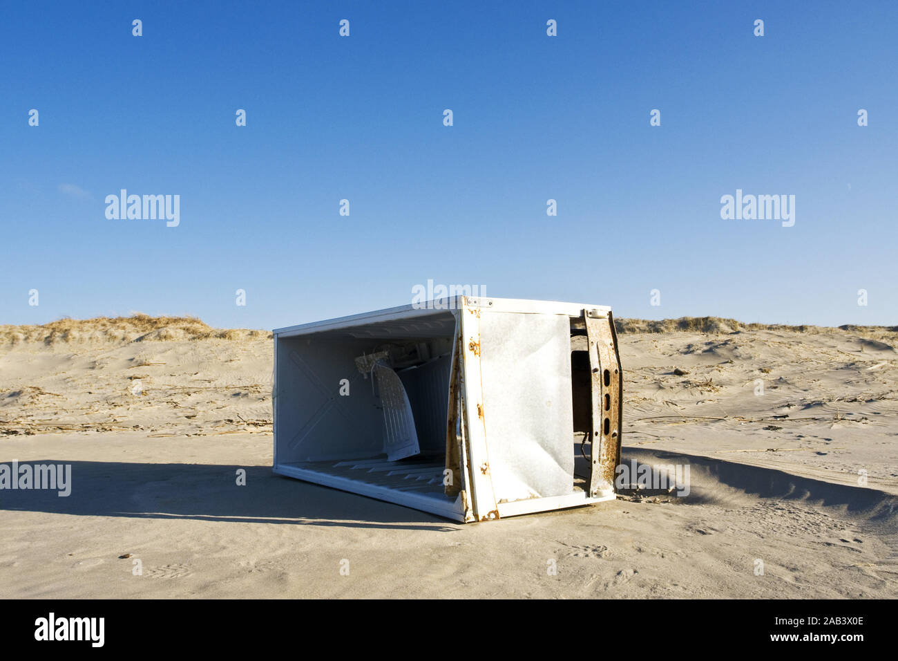 Modifier K'hlschrank une einem Strand an der Nordsee |vieux réfrigérateur sur une plage de la mer du Nord| Banque D'Images