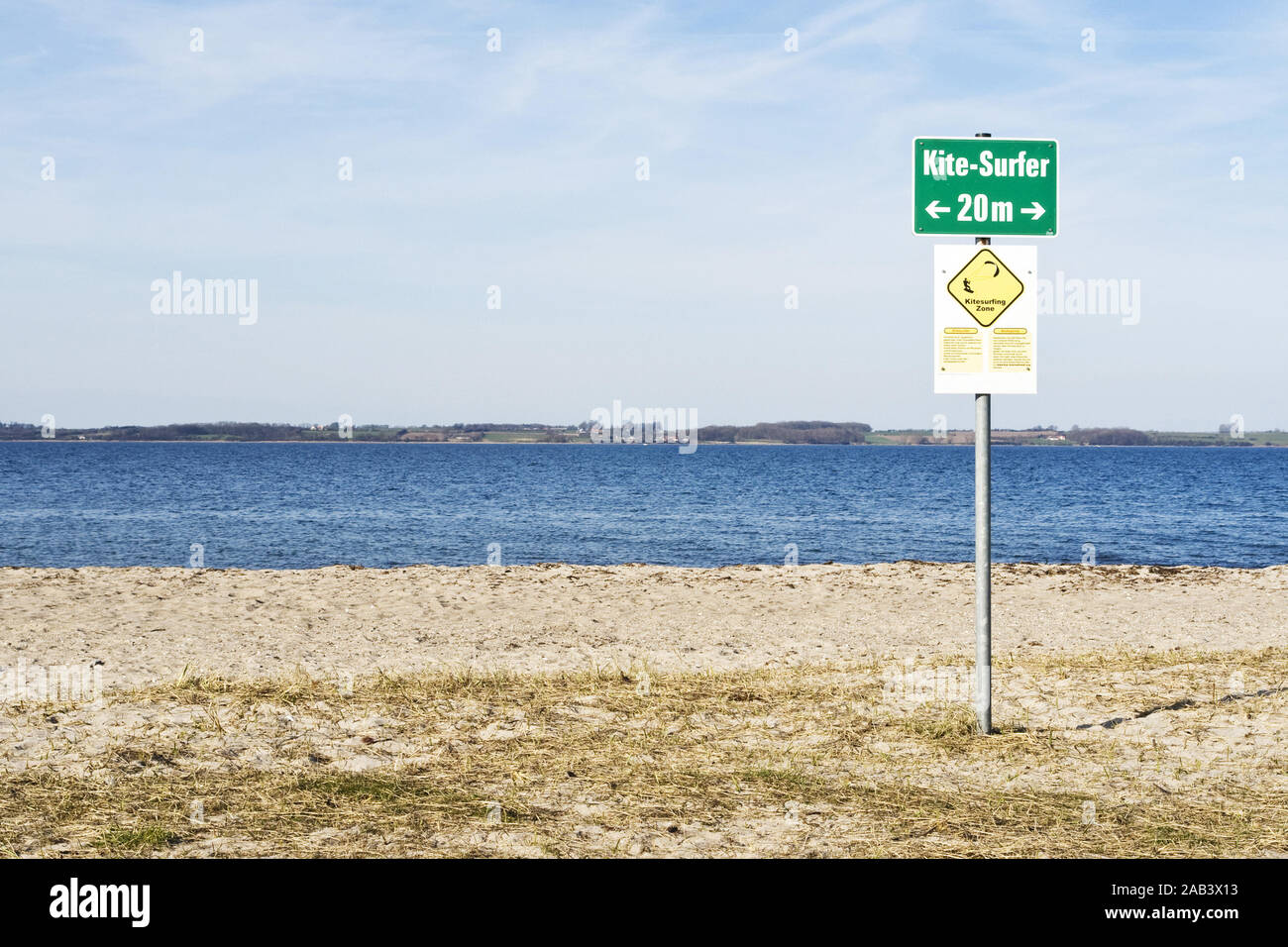 Hinweisschild am Strand | signe sur la plage| Banque D'Images