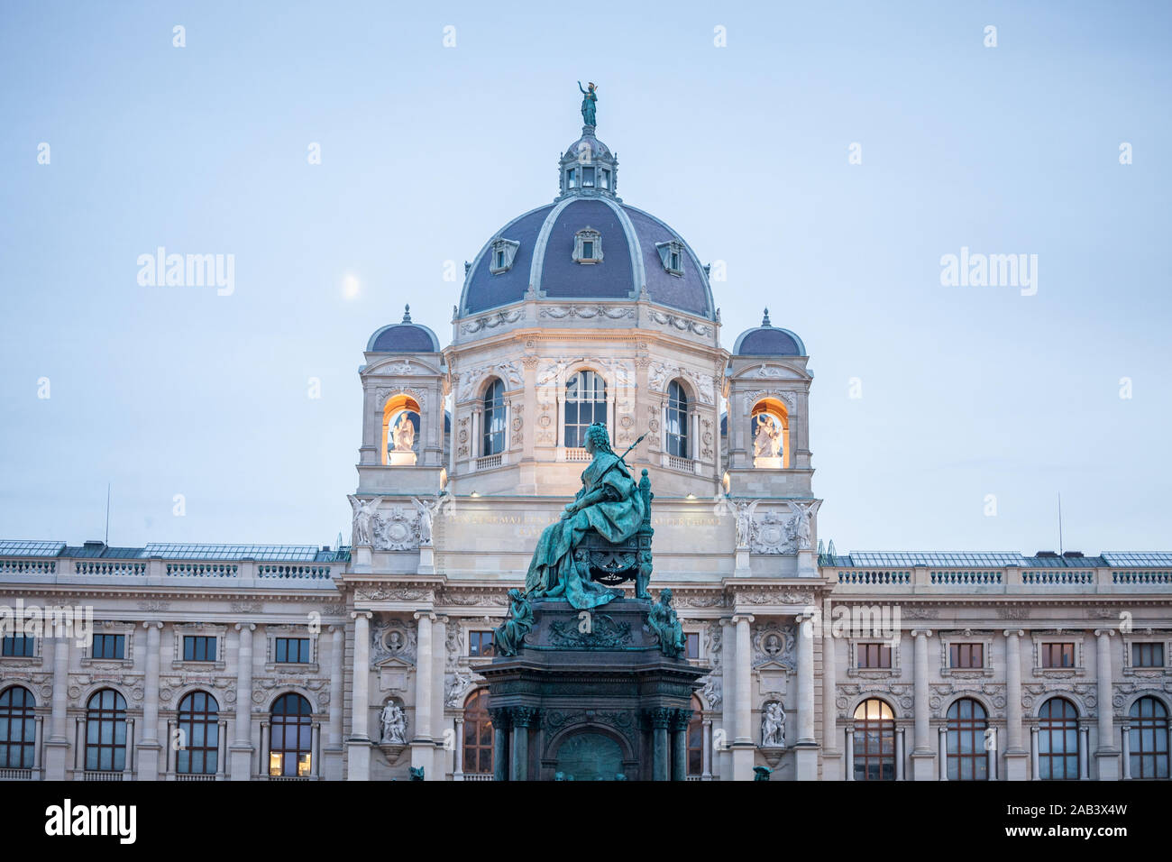 L'Impératrice Maria Theresia statue, construite au 19ème siècle, sur Maria Theresien Platz, face à l'Art Museum Kunsthistorisches Museum Wien à Vienne, Aus Banque D'Images