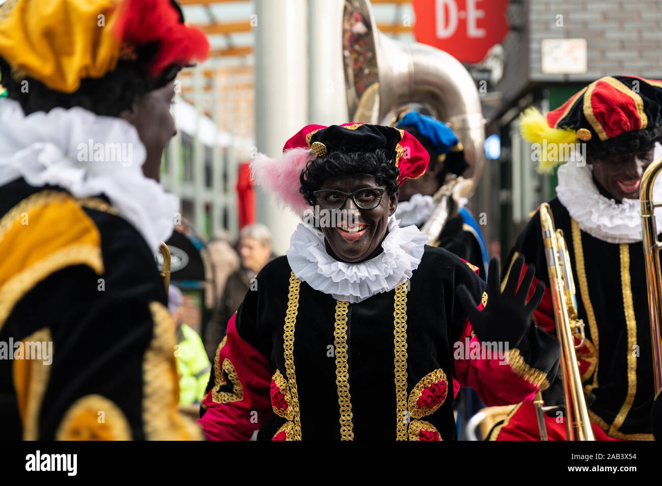 Eindhoven (Pays-Bas), 23 novembre 2019. Un Piet portant leurs costumes colorés dans une fanfare et signe les enfants. Traditionnel néerlandais Banque D'Images