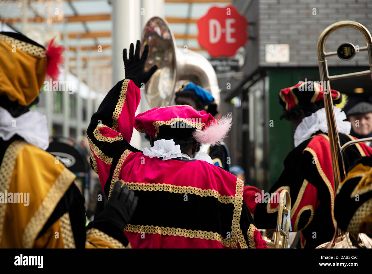 Eindhoven (Pays-Bas), 23 novembre 2019. Pieten heureux portant leurs costumes colorés dans une fanfare jouant la musique et mettre Sinterklaas Banque D'Images
