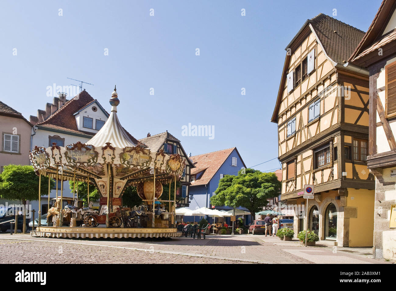 Karusell vor Fachwerkhäusern in der Altstadt von Obernai |Carrousel avant de maisons à colombages de la vieille ville d'Obernai| Banque D'Images