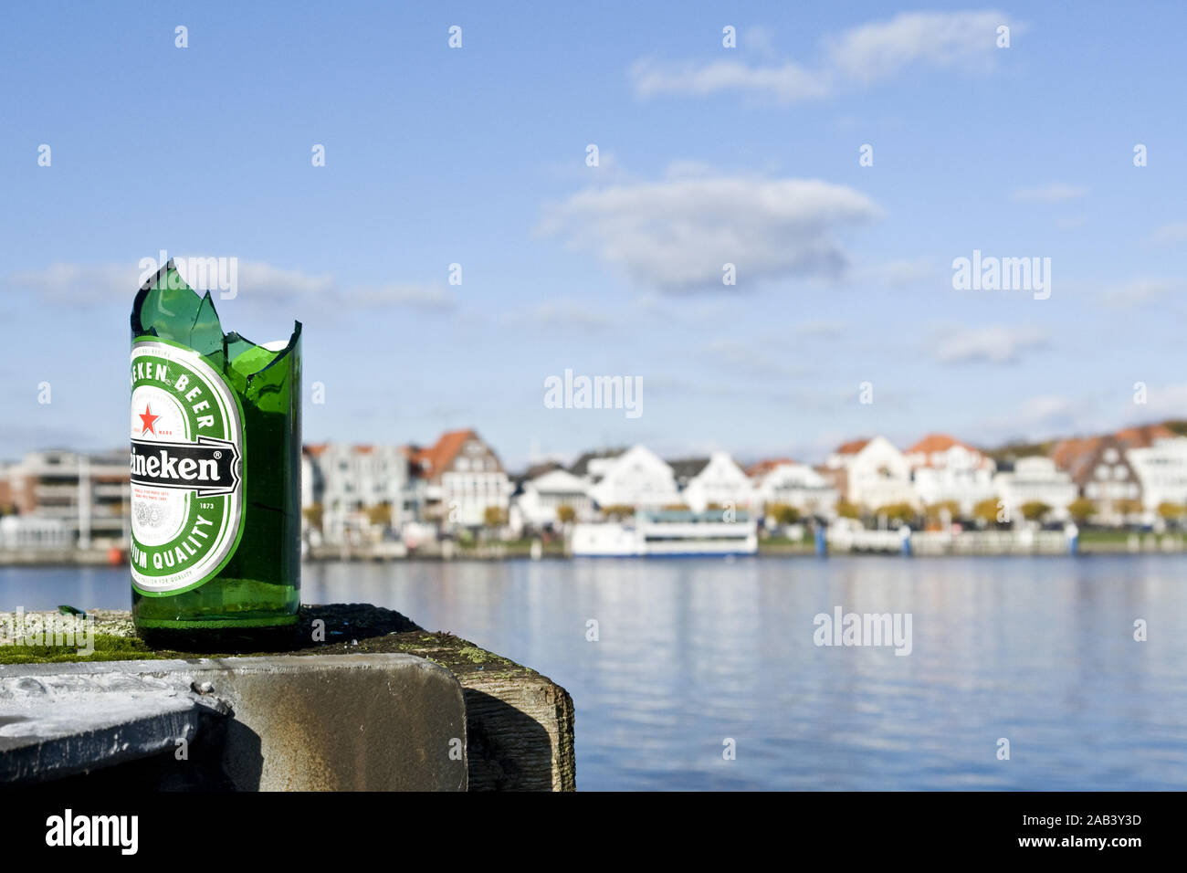 Un Anlegestelle Kaputte Bierflasche und im Hafen |bouteille de bière brisée à un quai dans le port| Banque D'Images