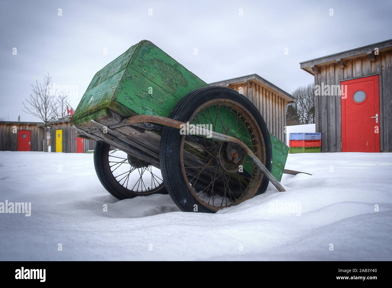Handwagen Alter im Schnee |vieux trolley dans la neige| Banque D'Images