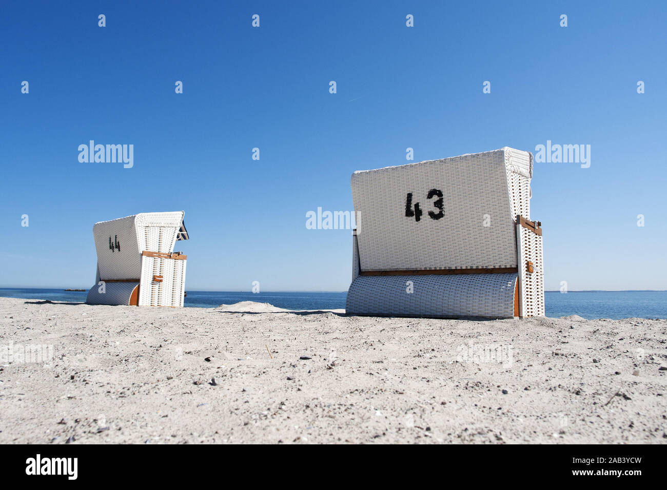 Un Strandkörbe einem Strand an der Ostsee |chaises de plage sur une plage de la mer Baltique| Banque D'Images