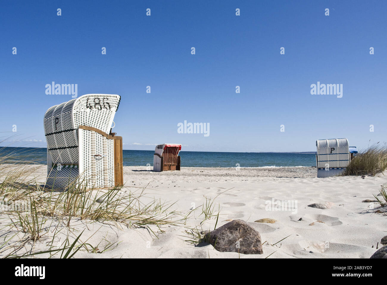 Un Strandkörbe einem Strand an der Ostsee |chaises de plage sur une plage de la mer Baltique| Banque D'Images