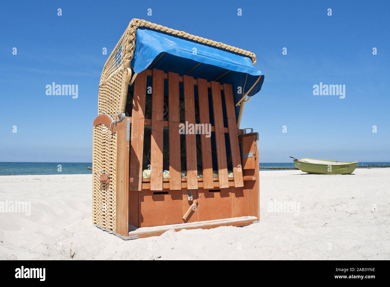 Strandkorb mit einem Boot un Strand an der Ostsee |chaise de plage avec un bateau sur une plage de la mer Baltique| Banque D'Images