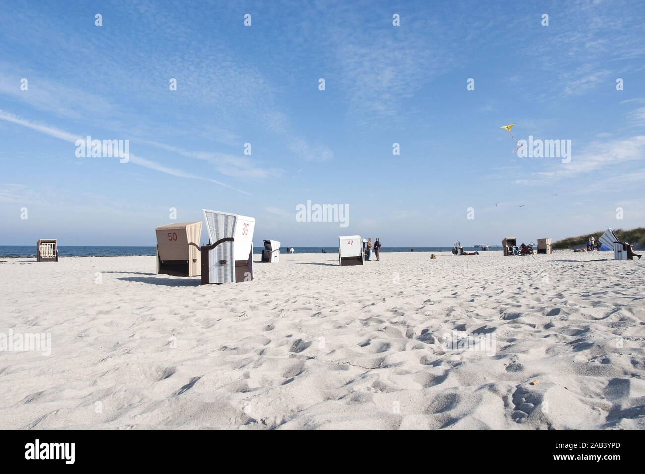 Un Strandabschnitt Strandkˆrbe einem dans Prerow |chaises de plage sur une plage à Prerow| Banque D'Images