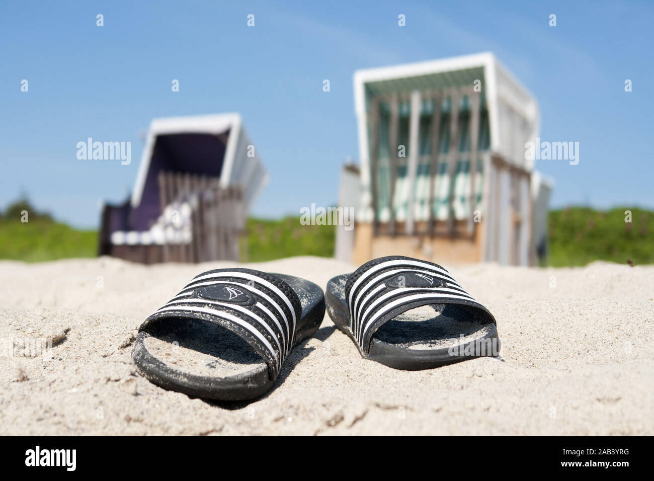 Badesandalen Strandkˆrben mit am Strand von Langholz |Les tongs avec chaises de plage sur la plage au Langholz| Banque D'Images