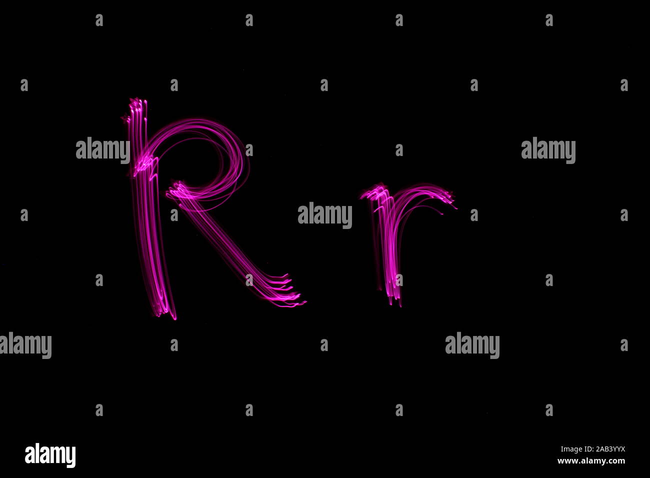 Une longue exposition photo de la lettre r en couleur néon rose, en majuscules et minuscules, motif de lignes parallèles sur un fond noir. Banque D'Images