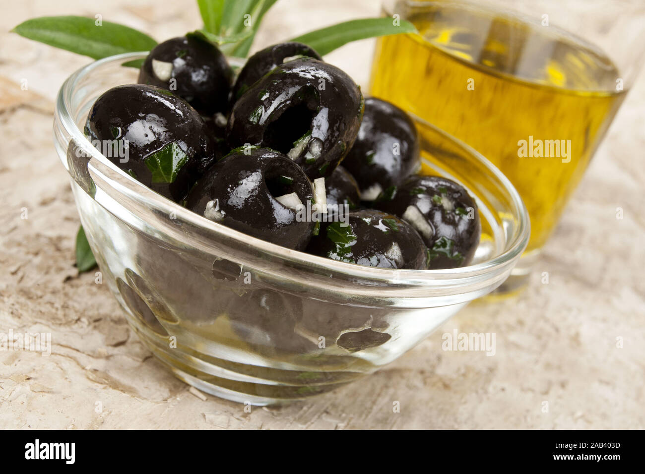 Eingelegten Glasschale mit Oliven |bol en verre avec olives marinées| Banque D'Images