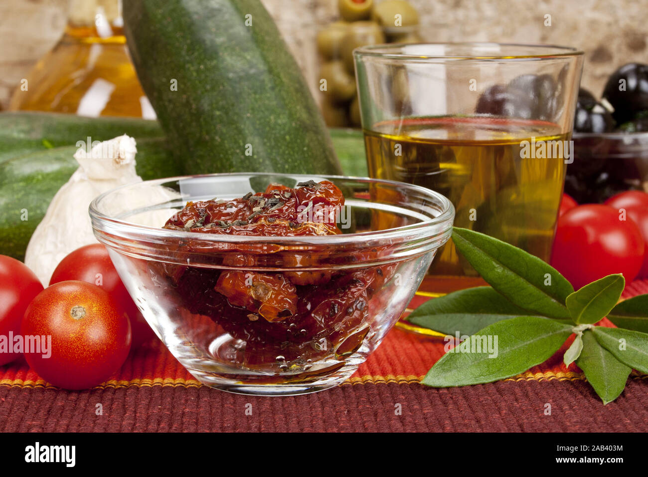 Eingelegte Tomaten in einer Glasschale |Tomates Marinées dans un bol en verre| Banque D'Images