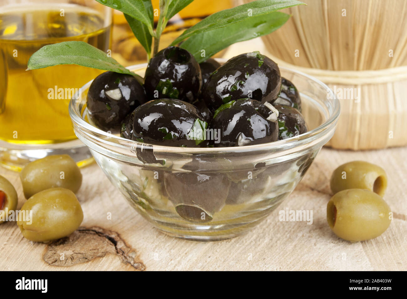 Eingelegte Oliven in einer Glasschale |olives marinées dans un bol en verre| Banque D'Images