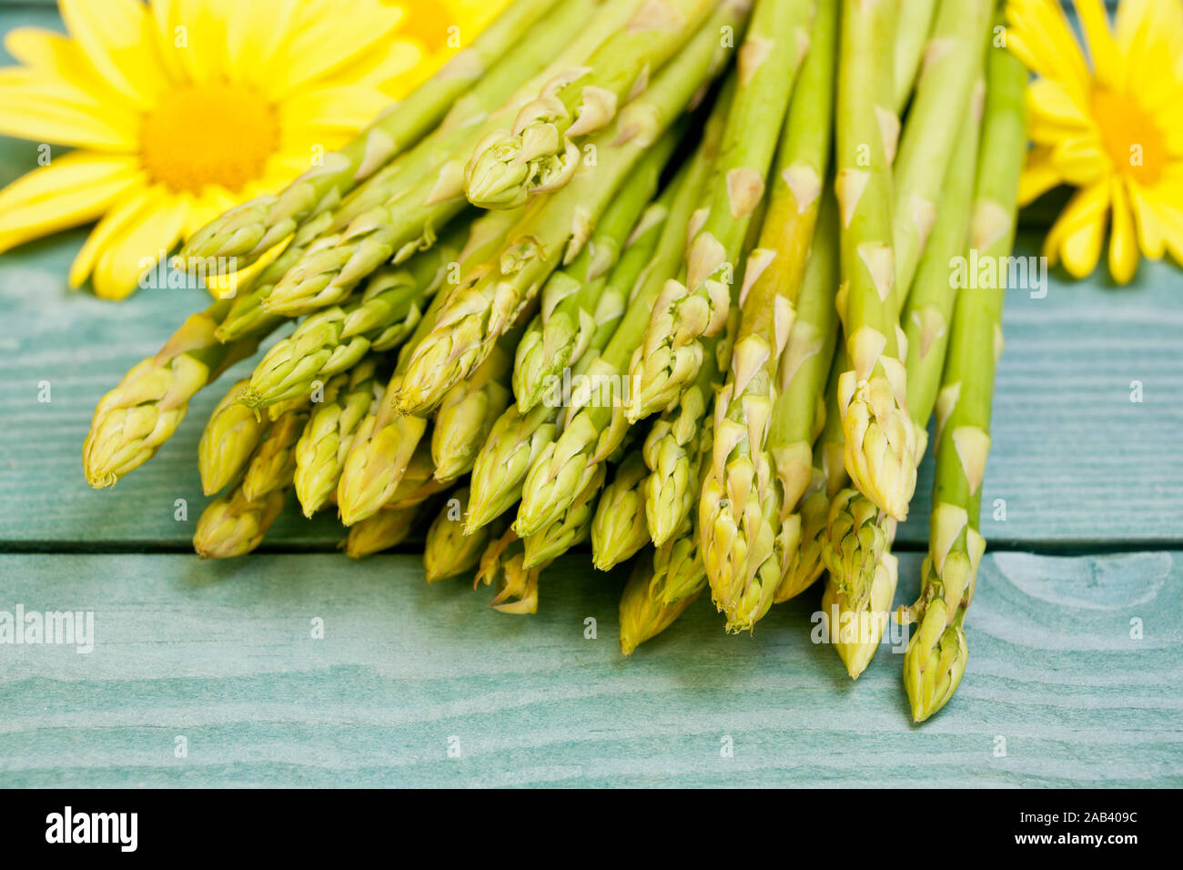 Grüner Spargel und ein paar gelbe Blüten |asperges vertes et quelques fleurs jaunes| Banque D'Images