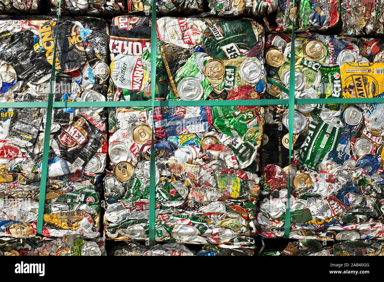 Bechelsdorf gepressten Aluminiumdosen mit |Pile avec les boîtes en aluminium extrudé| Banque D'Images