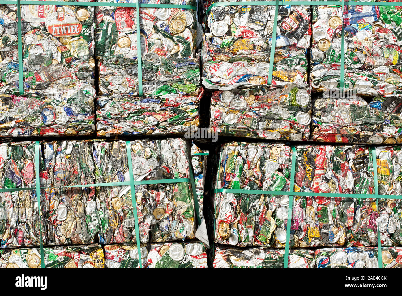 Bechelsdorf gepressten Aluminiumdosen mit |Pile avec les boîtes en aluminium extrudé| Banque D'Images