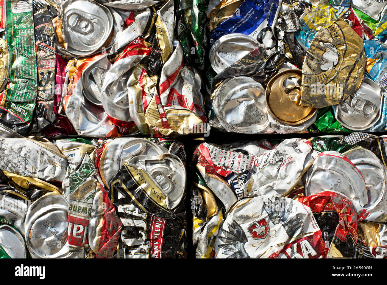 Bechelsdorf gepressten Aluminiumdosen mit |Pile avec les boîtes en aluminium extrudé| Banque D'Images