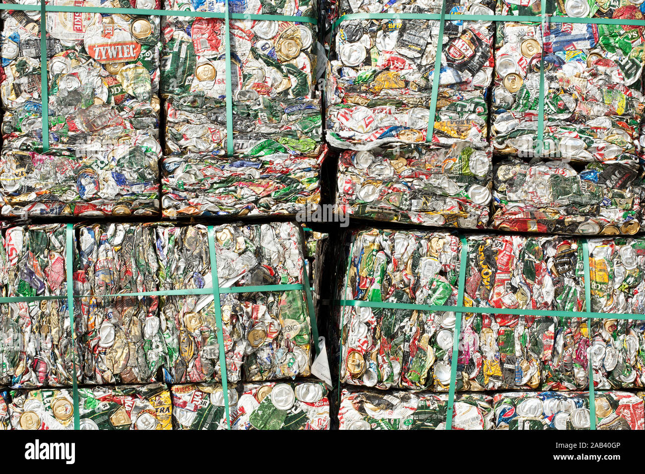 Bechelsdorf gepressten Aluminiumdosen mit |Pile avec les boîtes en aluminium extrudé| Banque D'Images