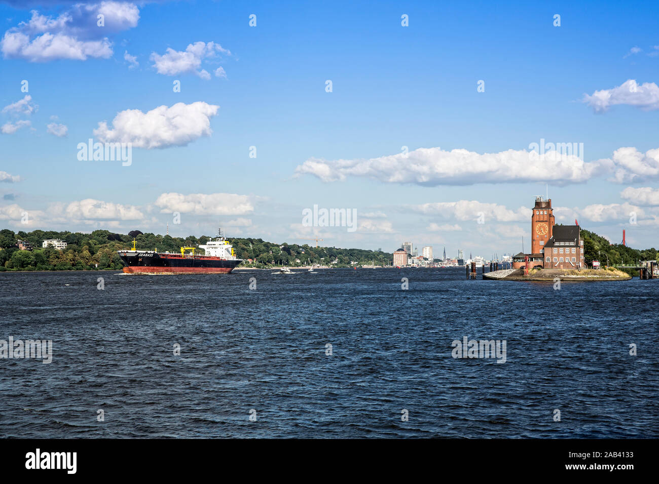 Auslaufender Frachter Ein auf Höhe von dem Lotsenhaus à Finkenwerder |Un cargo qui fuit au niveau de la timonerie à Finkenwerder| Banque D'Images