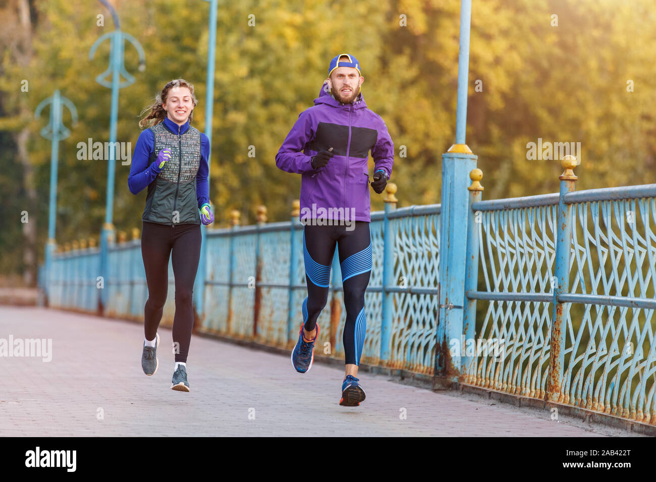Jeune couple running remise en forme le matin sur le pont Banque D'Images