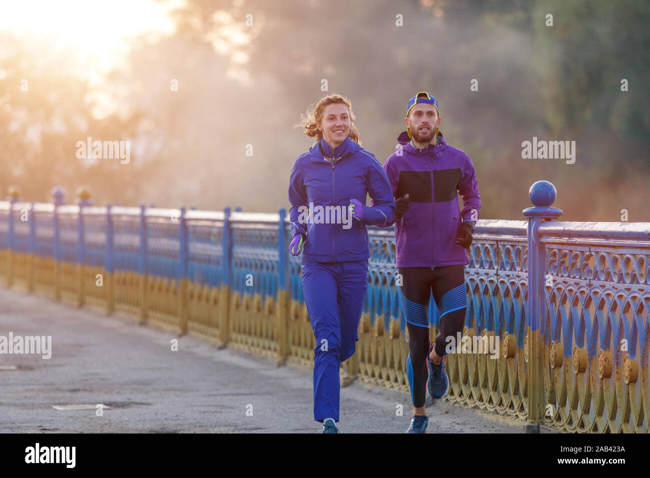 L'homme et la femme le jogging sur le pont le matin. Banque D'Images