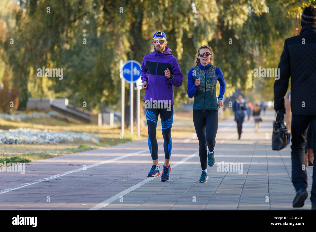 Jeune couple s'exécuter sur la rue le matin. Arrière-plan de vie saine le jogging Banque D'Images
