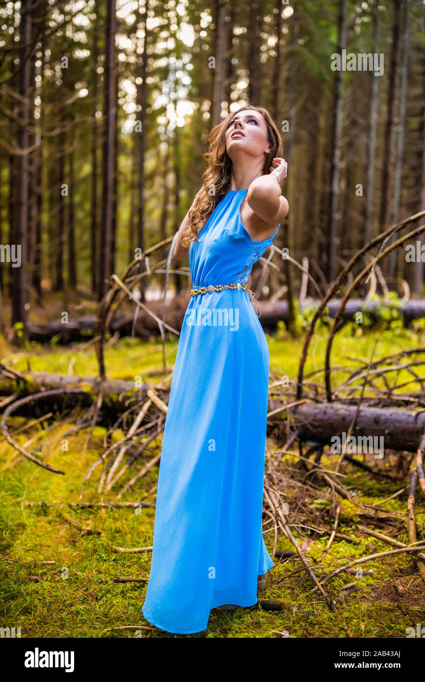 Belle femme en robe bleue dans la forêt en automne 24 Photo Stock - Alamy