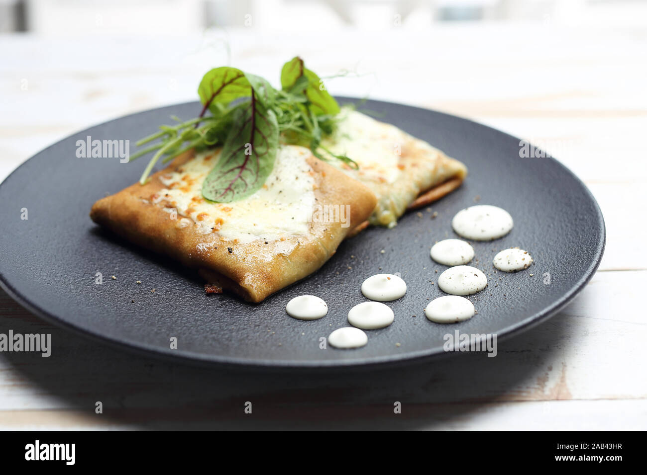 Crêpes de légumes, un plat appétissant. Crêpes farcies Banque D'Images