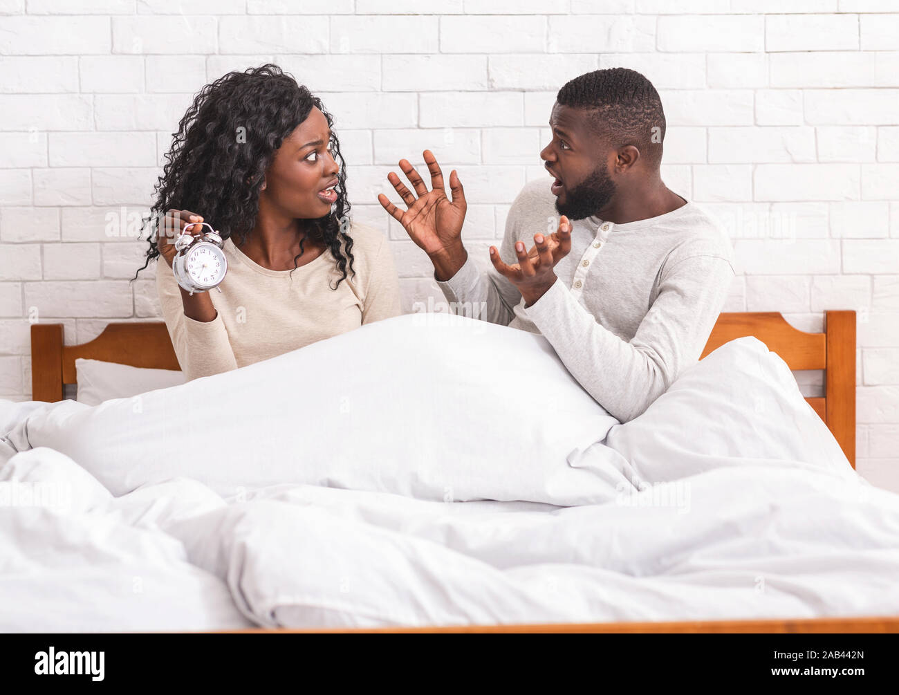 Black couple réveillé tard matin réveil, elles sont en retard Photo Stock -  Alamy