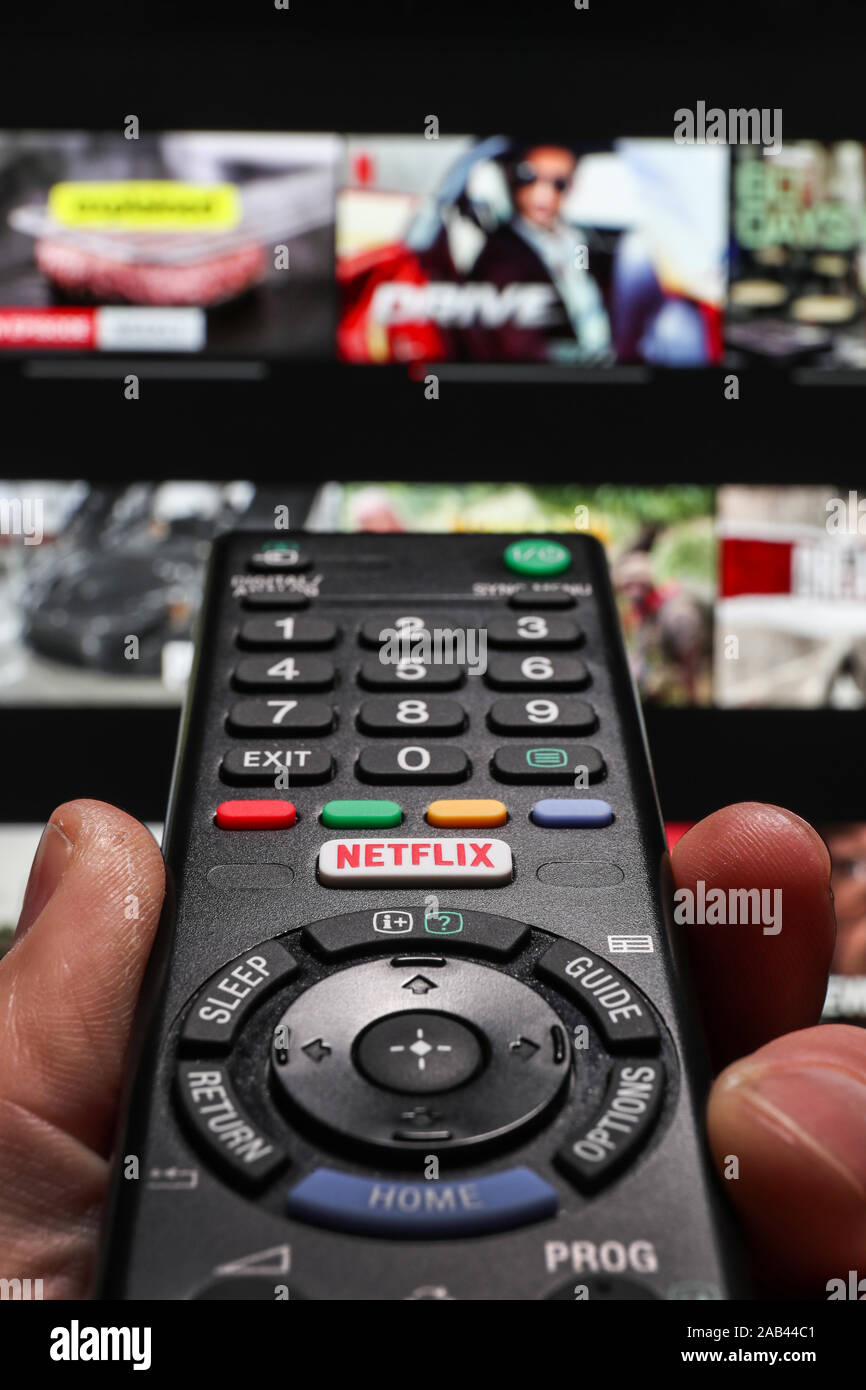 Regarder la télévision sur un smart Netflix en utilisant le bouton Netflix  sur une touche de la télécommande du téléviseur Photo Stock - Alamy
