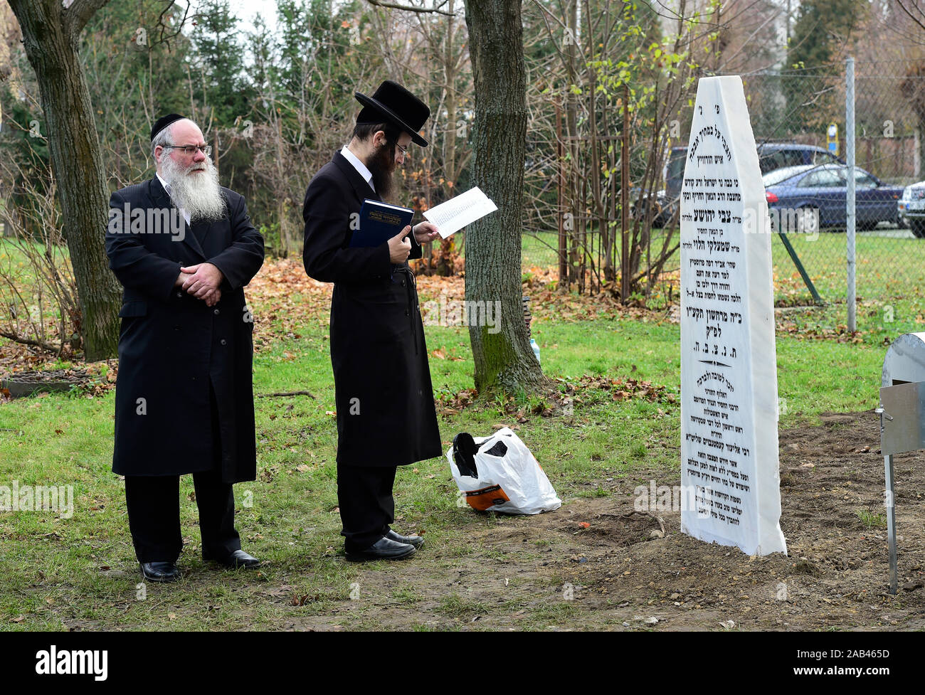Prostejov, République tchèque. 25Th Nov, 2019. Le rabbin américain Louis Kestenbaum, pas vu, et le Grand Rabbin tchèque Karol Sidon, pas vu, assister à une installation d'un nouveau tombeau de Prostejov Rabbin Horowitz, le 25 novembre 2019, à Prostejov, en République tchèque. Credit : Ludek Perina/CTK Photo/Alamy Live News Banque D'Images