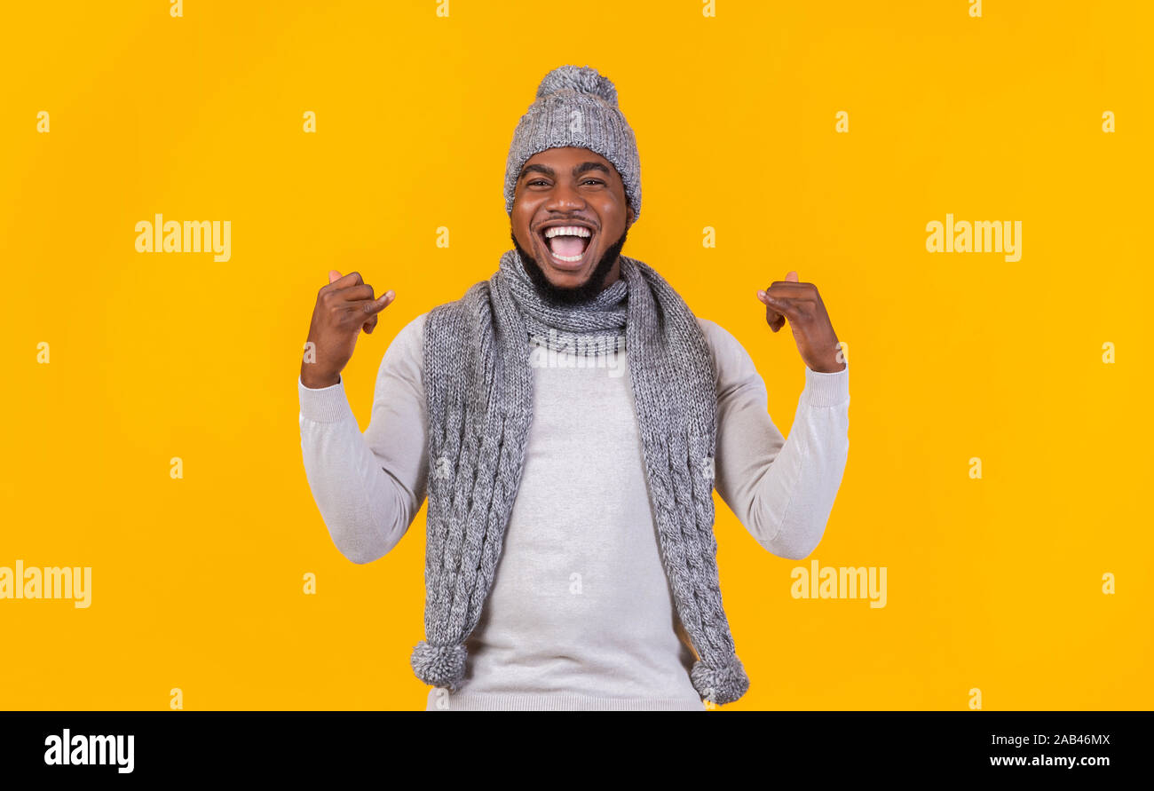 Funny guy afro posant sur fond jaune studio Banque D'Images